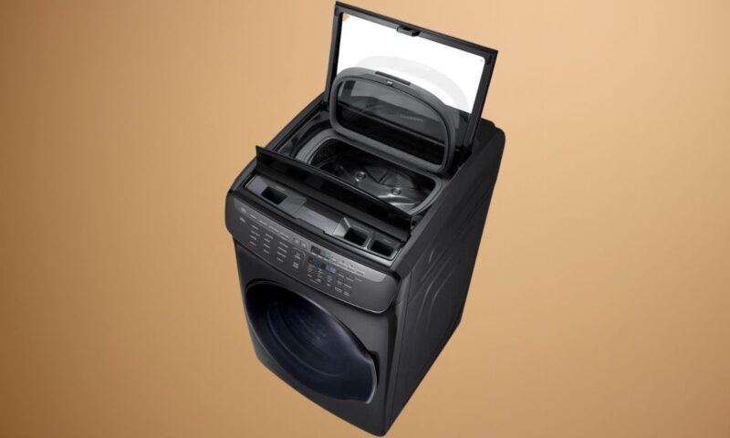 prikaz Samsung WV55M9600AV FlexWash mašine za veš na krem pozadini