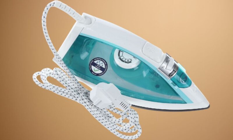 Prikaz Tefal FV1710 pegle na braon pozadini