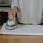 devojka pegla stolnjak