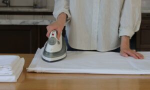 devojka pegla stolnjak