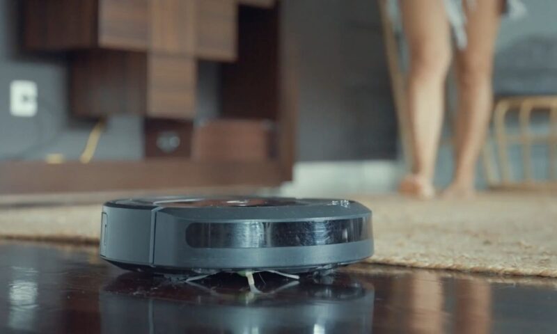 robot usisivač usisava i briše pod